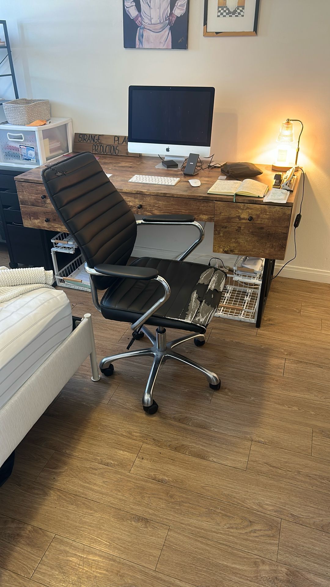 Swivel office chair