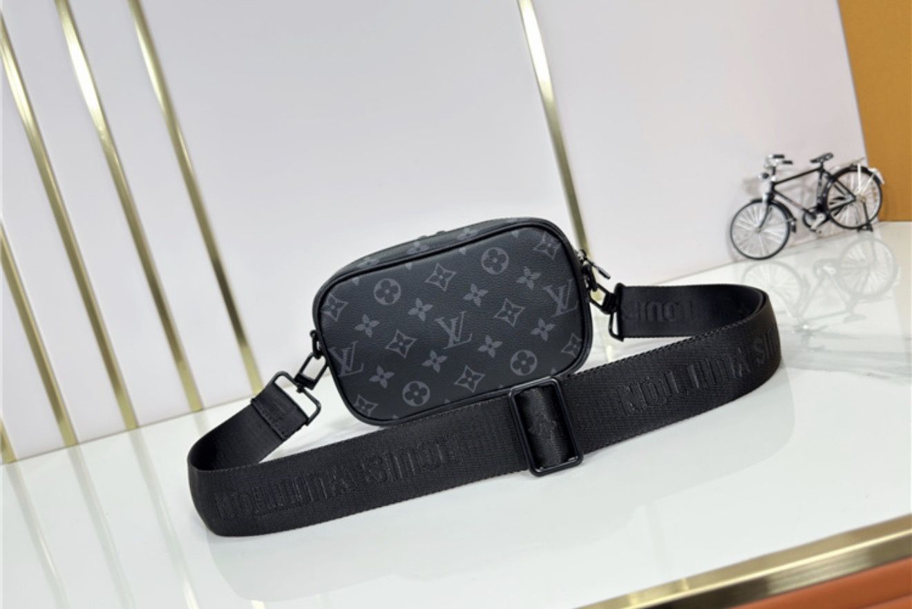 Black Louis Vuitton Messenger Bag – Excellent Condition