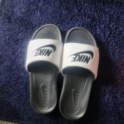 Mens size 9 Nike slides