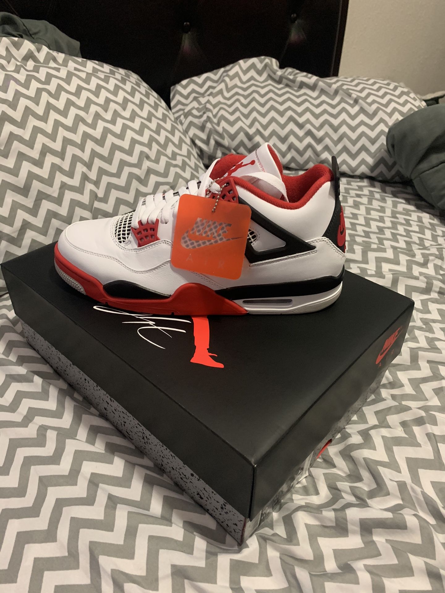 Air Jordan 4 Fire Red Size 10