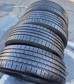 225/65/17 Goodyear Selling a set of 4 tires in excellent condition 🫡