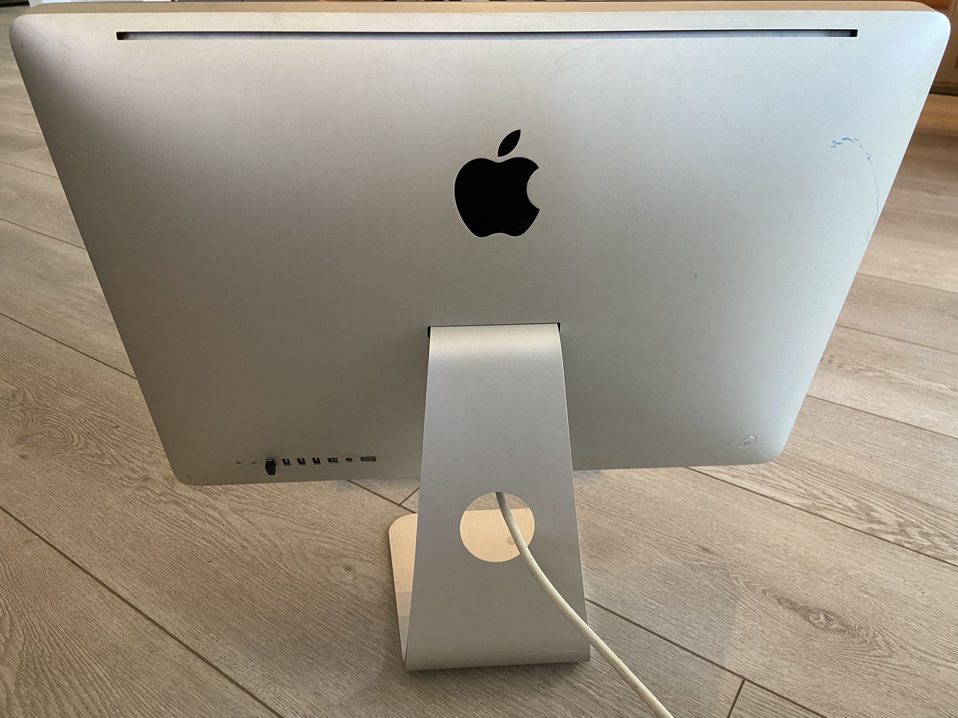 2009 Apple iMac A1311 21.5" intel core duo 3.06GHz 4GB RAM with MAC KEYBOARD + Magic Keyboard cover