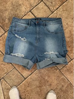 Fashion Nova woman shorts size 22