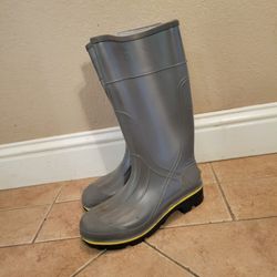 Mens 7 Rain Boots. Like New.