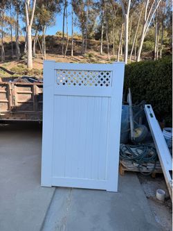 Vinyl Gate with Lattice