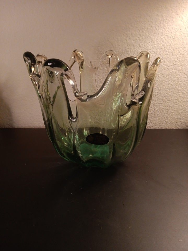 GORGEOUS NEW White Cristal Murano Italy 8" Green Freeform Vase.
This beautiful 8-inch freeform vase is a stunning addition to any collection.