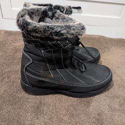 Women's Totes Winter Snowboots Size 9.....$25 Firm Cash Only Please 