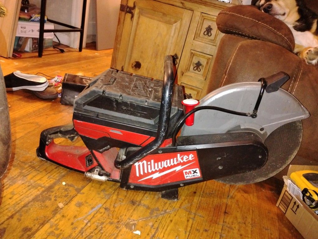 The Milwaukee MX FUEL™ 14-inch cut-off sawThe Milwaukee MX FUEL™ 14-inch cut-off sawa powerful, cordless alternative to gas-powered cut-off saws, desi