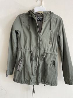 This is a military green hooded parka (Military/Anorak Jacket). Size: S This garment has a very typical workwear style. • Color and material: Classic 