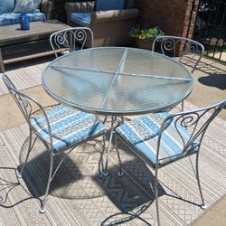 Outdoor Patio Table Set (1 Table, 4 Chairs, 1 Cover)