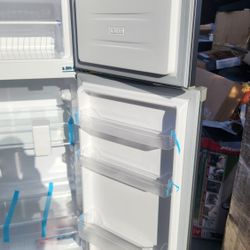 Farberware 7.3 cu ft Top Mount Double Door Refrigerator, Silver damege 