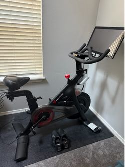Peloton Bike with Size 42 shoes