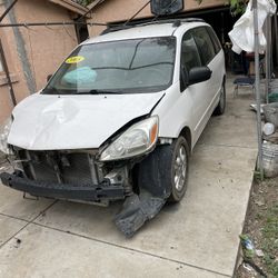 2005 Toyota Sienna Crashed 