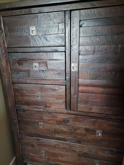 Kona Grove Chest