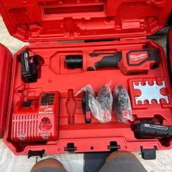 Milwaukee M18 Short Throw Press Tool Kit. Pex. Come With 3 Jaws And 2 Batteries And Charger