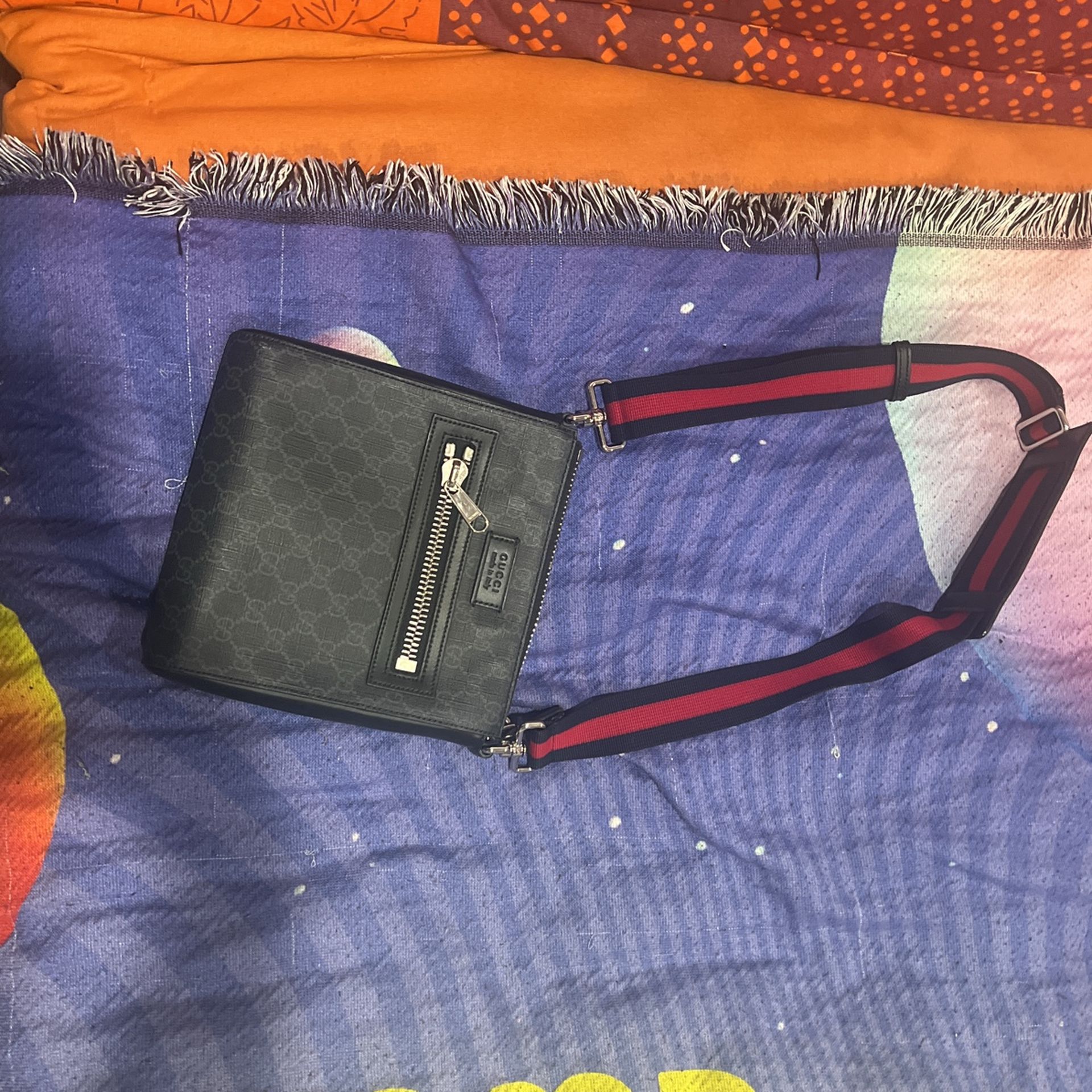 Gucci Messenger Bag Barely Used.