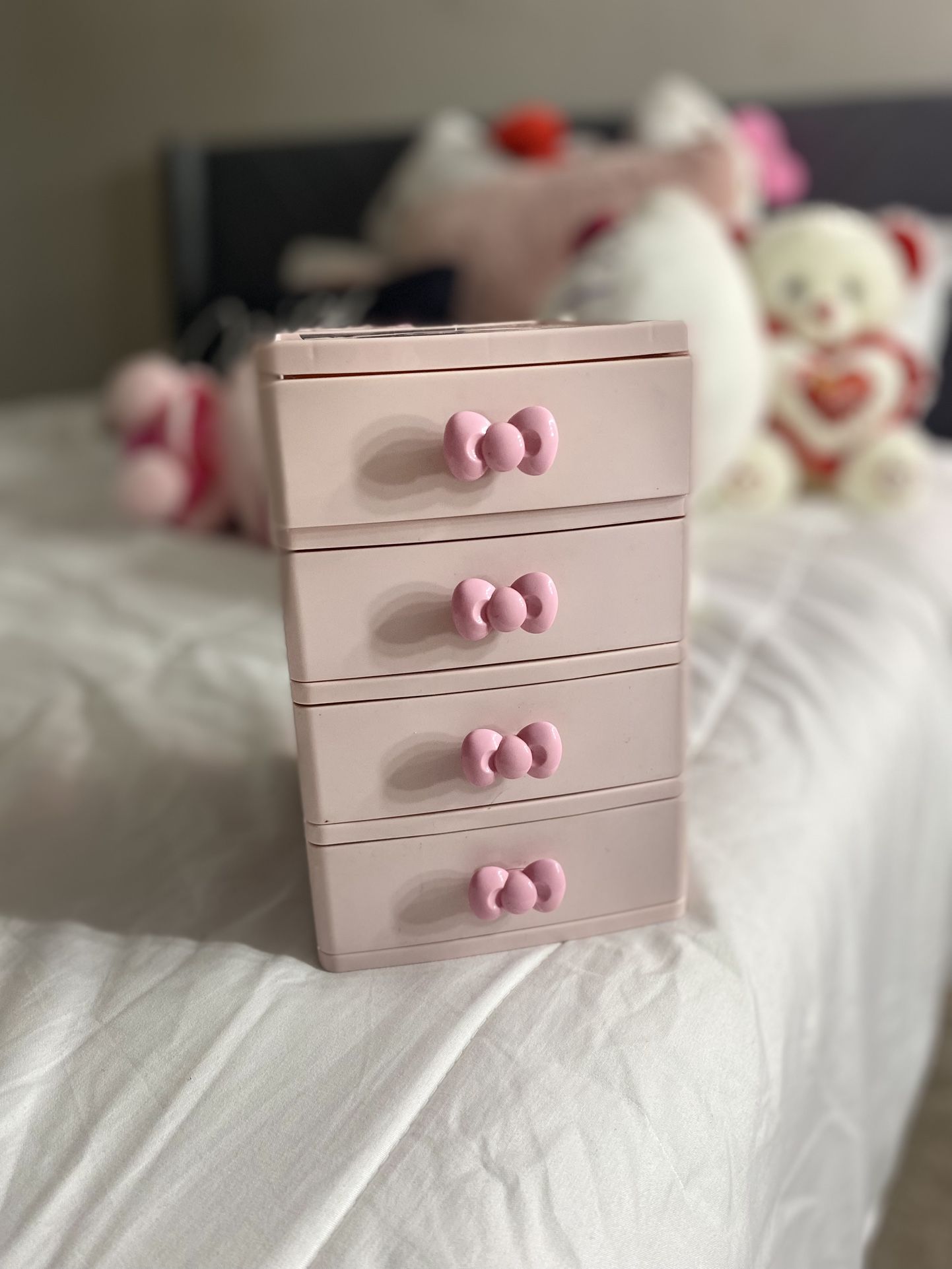 Bow makeup storage