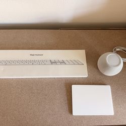Apple Magic Keyboard, mouse and HomePod mini.