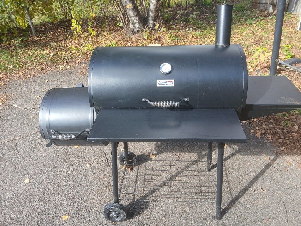 Grill/Smoker With Tool Set