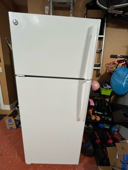 GE Fridge and Top Freezer 17 cu ft Like New