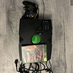 OG Xbox in great condition with controller S, halo 2 and hdmi adapter.