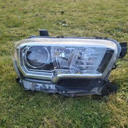 Toyota Tacoma 2016-2022 Passenger Headlight