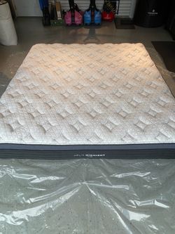 Helix Luxe "Midnight" King Mattress - Like New Condition