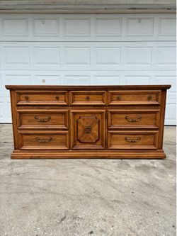 ‼️Lenoir House 9 DRAWER DRESSER‼️FOR SALE 175$ OR BEST OFFER‼️GOOD CONDITION🚚DELIVERY AVAILABLE🚚