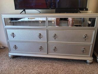 Dresser and nightstand with mirror set