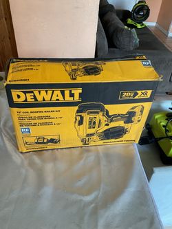 DeWalt 20V XR 15° Coil Roofing Nailer Kit DCN45RND