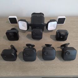 BLINK CAMERAS - 7 BLINK CAMERAS AND FLOODLIGHT WITH 2 HUBS