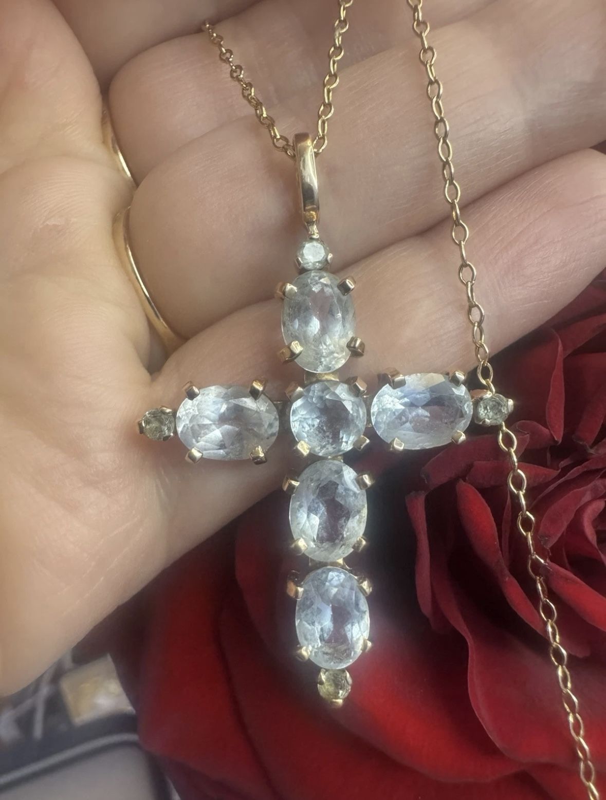  Beautiful vintage 14K 585 gold pendant set with sparkling natural topazes, paired with a solid 583 gold chain measuring 18 inches in length. Total we