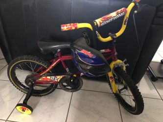 Bicicleta de niño con el casco