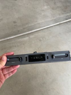 Tesla USB Hub