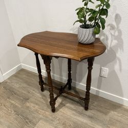 ENCHANTING accent table - scalloped legs - end table - nightstand - delivery available