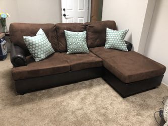 Like new 6 ft sectional w Movable Chaise