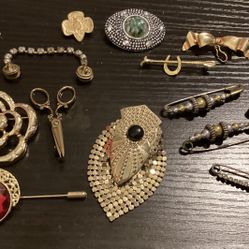 13 Fashion Brooches/pendants lot.   $15 Firm