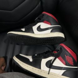 Wmns Air Jordan 1 Mid 'Black Sail Gym Red'