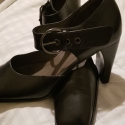 Pre Owned ME TOO leather Heels Size 9