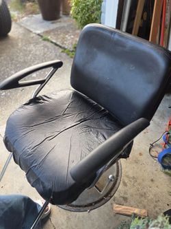 Used Black hydraulic salon/barber styling chair