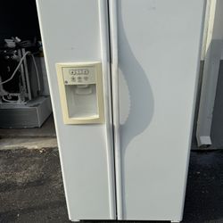 Ge Refrigerator (side By Side) (White)