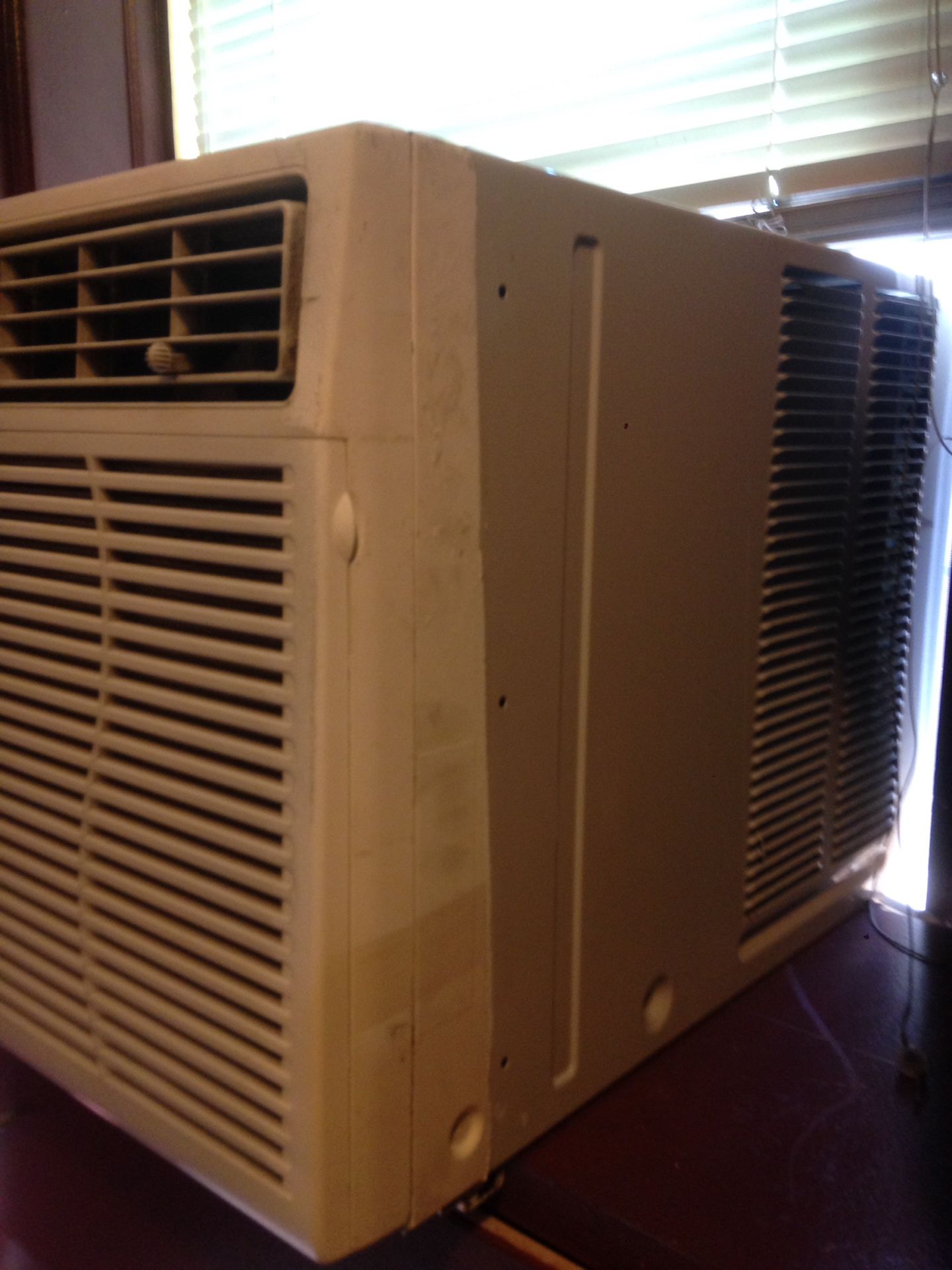 GENERAL ELECTRIC WINDOW AC 500 to 700 sf large rooms 14000btu