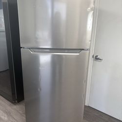 Frigidaire 28” Top Freezer Refrigerator 