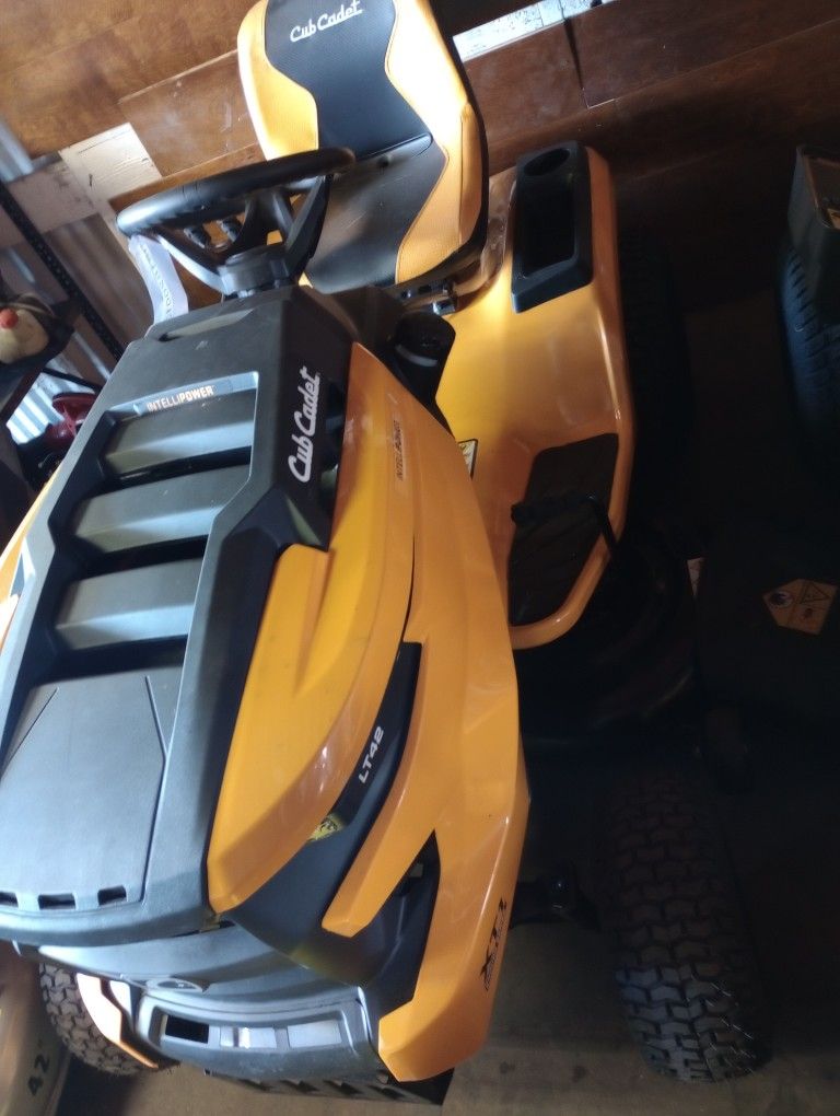 Tractor Cud Cadet 42"Lawn Mower 