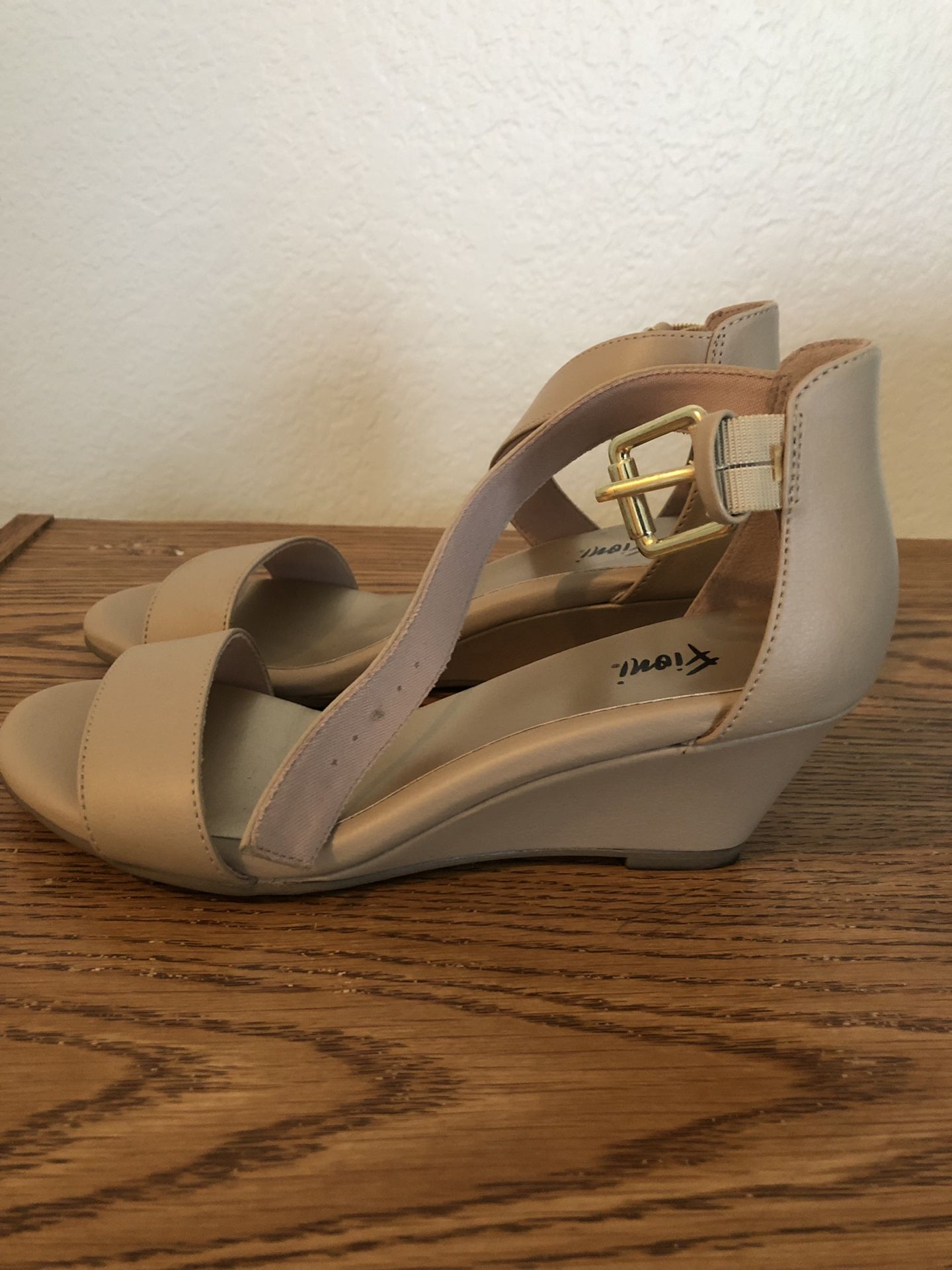 Women’s sandal size 6M