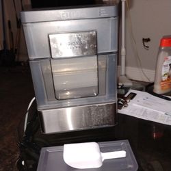 Frigidaire Ice Machine 