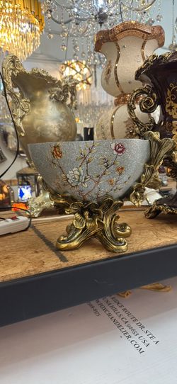 Floral decoration bowl with ornate gold base