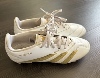 Women’s Size 6 Soccer Cleats