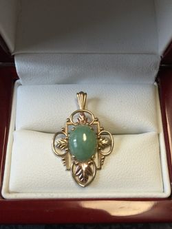 10K Yellow Gold Pendant with Jade 1.9 gram