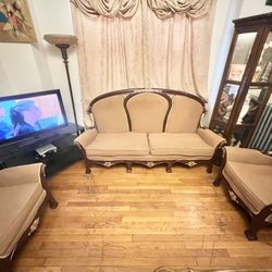 3 Piece Livingroom Set…I’m Located In Bayside Queens 